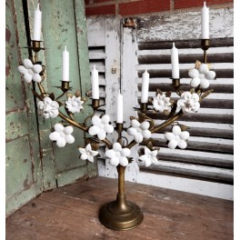 Fransk 7-Armet Kirkestage med Hvide Biscuit-Blomster [H56x56cm] BUE