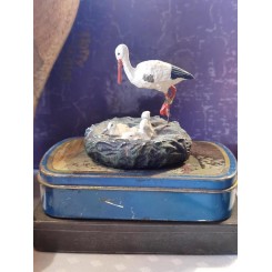 Gammel Stork i Rede med unger [H6,5x6,5cm] ~1925