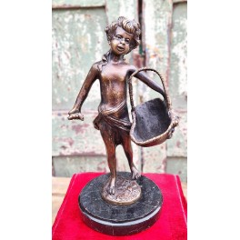 Gammel Bronzefigur 'Barn med Kurv' - Signeret Gammel Bronzefigur 'Barn med Kurv' - Signeret