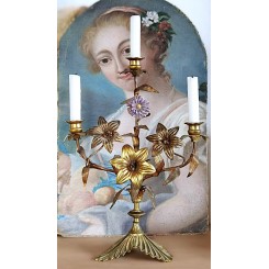 Smuk 3-Armet Fransk Kirkestage. LILLA Porcelænsblomst [H41x29cm] 