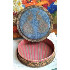 Gammel Stofæske PÅFUGLE [H4,5xØ20cm] Broderi