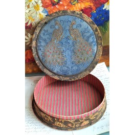 Gammel Stofæske PÅFUGLE [H4,5xØ20cm] Broderi