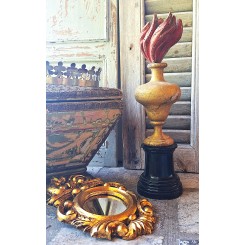Urne med Flamme i Malet & Forgyldt Træ [H34,5cm] 1800-tallet