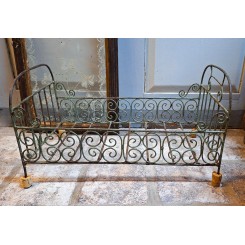 Gammel Fransk Dukkeseng i malet Jern (H25x46cm)