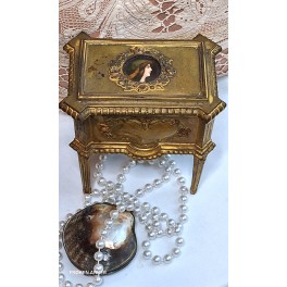 Napoleon III Smykkeskrin p&aring; Ben, med et kvindeportr&aelig;t [H13x12cm] 