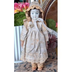 Gl. Porcel&aelig;nsdukke med stofkrop & bare f&oslash;dder [19cm] 1900