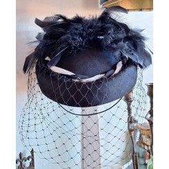 Fransk Sort Hat Pille&aelig;ske med Strudsefjer og Sl&oslash;r/net