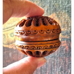 Antik H&aring;ndlavet &AElig;ske i corozo-n&oslash;d (evt. til rosenkransen)