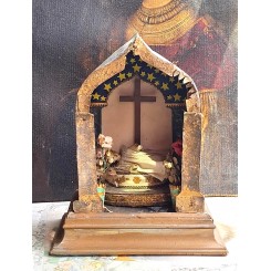 Antikt hjemmealter i karton og tr&aelig; & voks Jesusbarn [H35x16x28,5cm]
