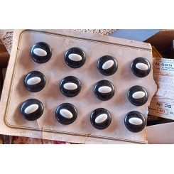 Gammel Fransk Varepr&oslash;ve KNAPPER [19,5x14,5cm] |12 stk