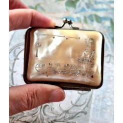 Art Nouveau Perlemors Pung med Pr&aelig;gninger (1800-tallet)