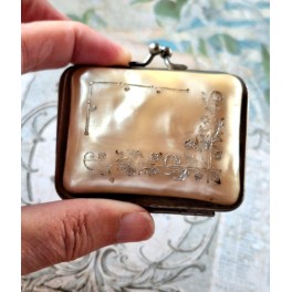 Art Nouveau Perlemors Pung med Pr&aelig;gninger (1800-tallet)