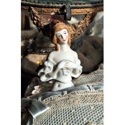 Gammel Halvdukke, Half Doll, i Porcel&aelig;n til N&aring;lepude