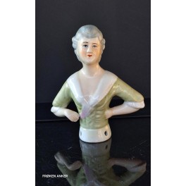 Gammel Halvdukke, Half Doll Porcel&aelig;n (10,5cm) Pr.stk