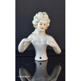 Gammel Halvdukke, Half Doll Porcel&aelig;n (10,5cm) Marie Antoinette