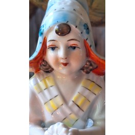 Gammel Halvdukke, Half Doll med Kyse (9cm) Porcel&aelig;n