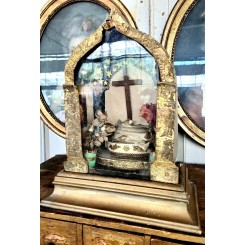 Antikt hjemmealter i karton og tr&aelig; & voks Jesusbarn [H35x16x28,5cm]
