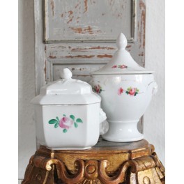 SUCRIER NONNEPORCELÆN M. LØVEHOVEDER SUCRIER NONNEPORCELÆN M. LØVEHOVEDER